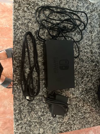 Nintendo Switch + funda i cargadores +mandos