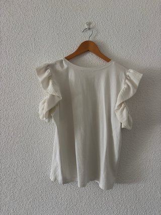 Camiseta blanca con volantes