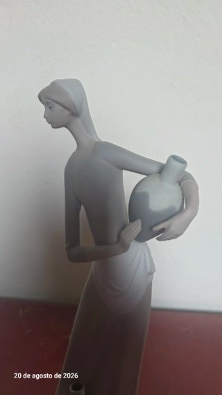 Figura Porcelana Lladro Mujer con Vasijas