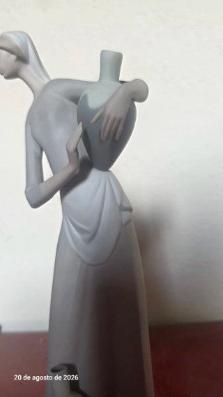 Figura Porcelana Lladro Mujer con Vasijas