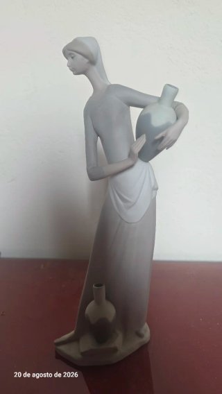 Figura Porcelana Lladro Mujer con Vasijas