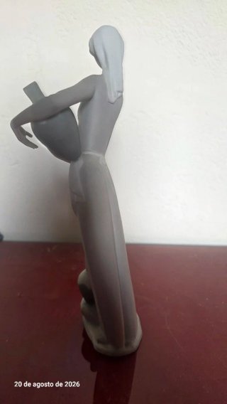 Figura Porcelana Lladro Mujer con Vasijas