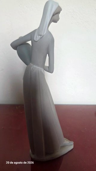 Figura Porcelana Lladro Mujer con Vasijas