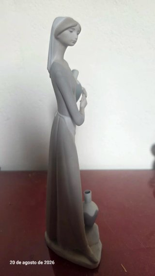 Figura Porcelana Lladro Mujer con Vasijas