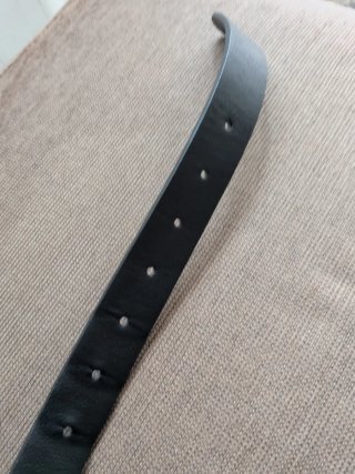 Cinturón negro con hebilla dorada
