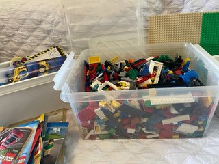 Lego. Muchas piezas y muñecos