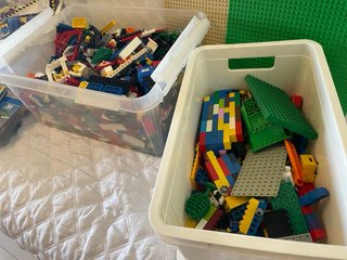 Lego. Muchas piezas y muñecos