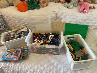 Lego. Muchas piezas y muñecos