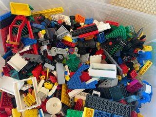 Lego. Muchas piezas y muñecos