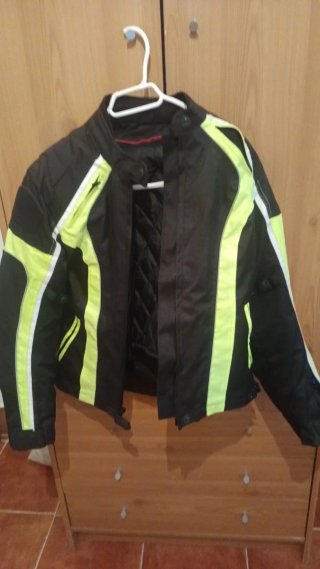 Chaqueta de moto negra y flúor