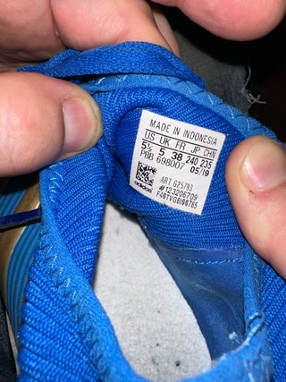 Botas de fútbol Adidas doradas y azules