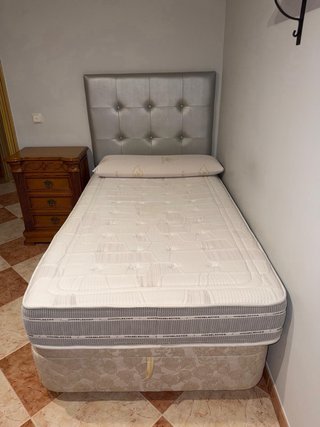 Dormitorio madera maciza. Buen estado.