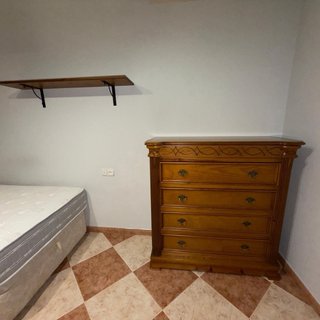 Dormitorio madera maciza. Buen estado.