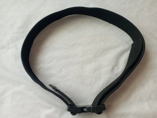 Cinturón estilo militar negro con hebilla
