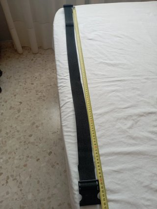 Cinturón estilo militar negro con hebilla