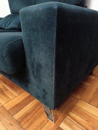 Sofá de dos plazas azul terciopelo.