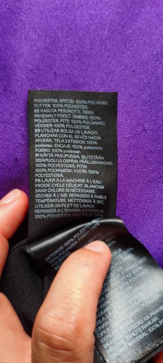 Falda larga negra con encaje.