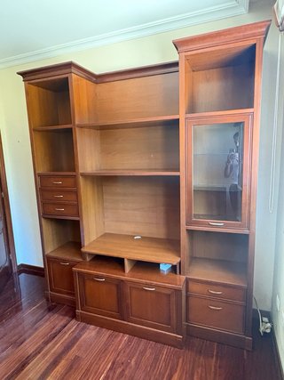 Mueble de salón de madera y cristal