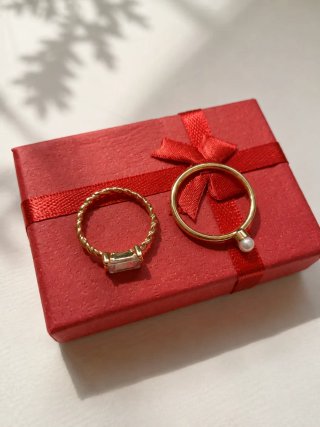 Conjunto de 2 anillos dorados con piedras