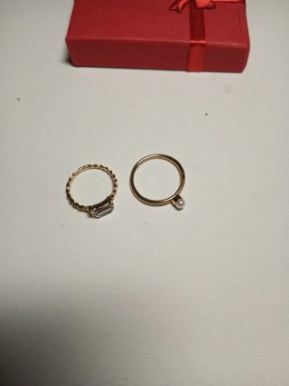 Conjunto de 2 anillos dorados con piedras