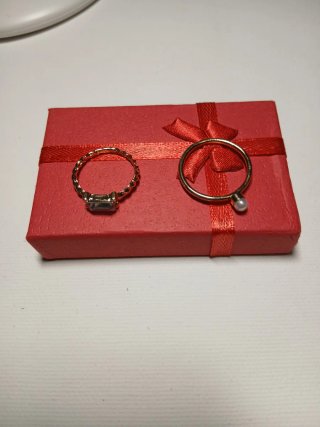 Conjunto de 2 anillos dorados con piedras
