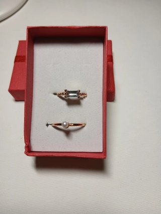 Conjunto de 2 anillos dorados con piedras