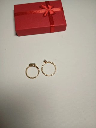 Conjunto de 2 anillos dorados con piedras