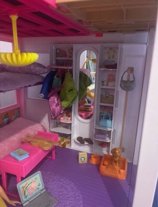 Casa de muñecas Barbie y 3 Barbies