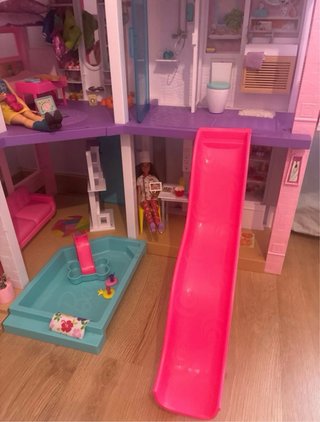 Casa de muñecas Barbie y 3 Barbies