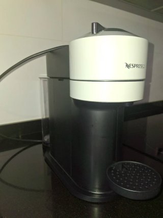 Cafetera Nespresso Vertuo Next. Regalo de cápsulas