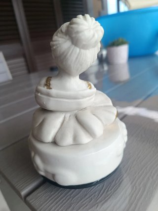 Carillon Capodimonte Bambina Seduta
