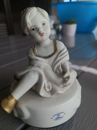 Carillon Capodimonte Bambina Seduta