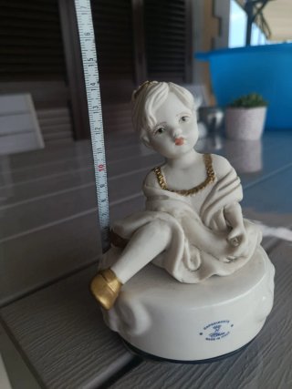 Carillon Capodimonte Bambina Seduta
