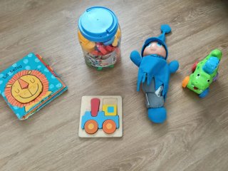 Lote de juguetes: libro, puzzle, cocodrilo y muñec