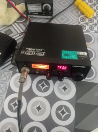 Emisora CB 27MHz President Taylor FM y AM.