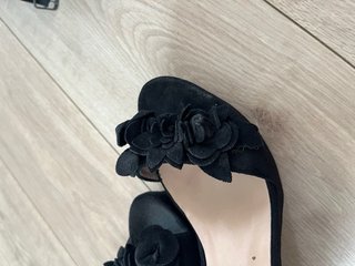 Tacones negros con flor