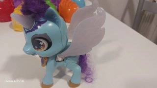 Pony de juguete azul con alas y crin morada