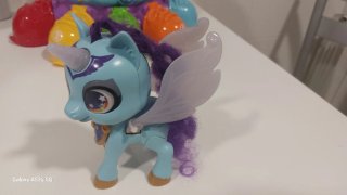 Pony de juguete azul con alas y crin morada