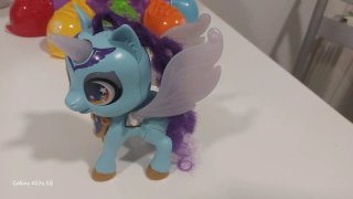 Pony de juguete azul con alas y crin morada