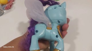 Pony de juguete azul con alas y crin morada