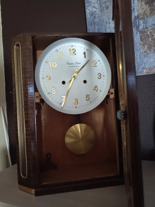 Reloj de pared de madera con péndulo