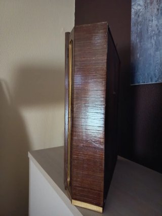Reloj de pared de madera con péndulo