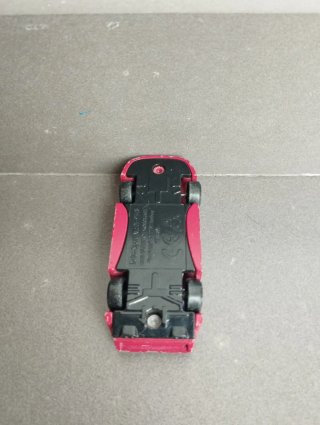 Coche de juguete rojo