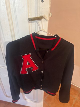 Chaqueta fina negra con detalles rojos