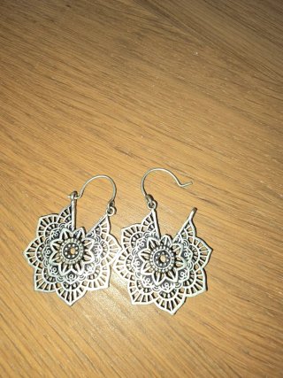 Pendientes artesanal plateados con diseño floral