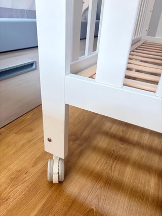 Cuna blanca con colchón y ropa de cama