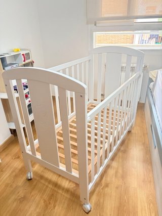 Cuna blanca con colchón y ropa de cama