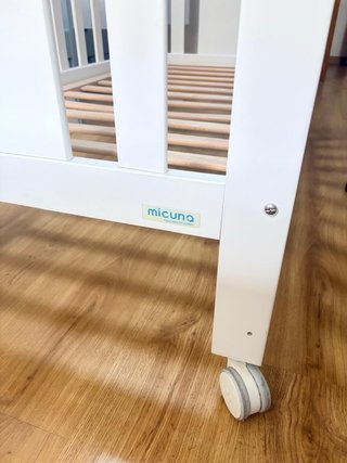 Cuna blanca con colchón y ropa de cama