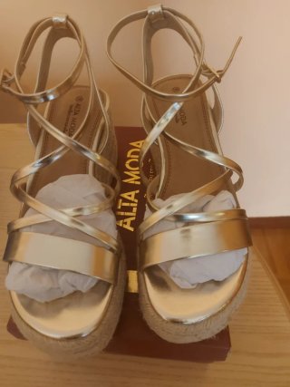 Sandalias doradas ALTA MODA Talla 38