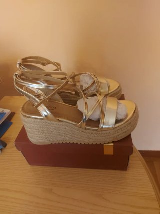 Sandalias doradas ALTA MODA Talla 38